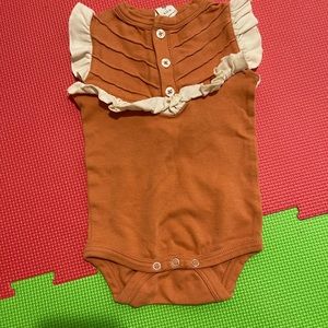 Kate Quinn sleeveless v yoke ruffle bubble in color clay